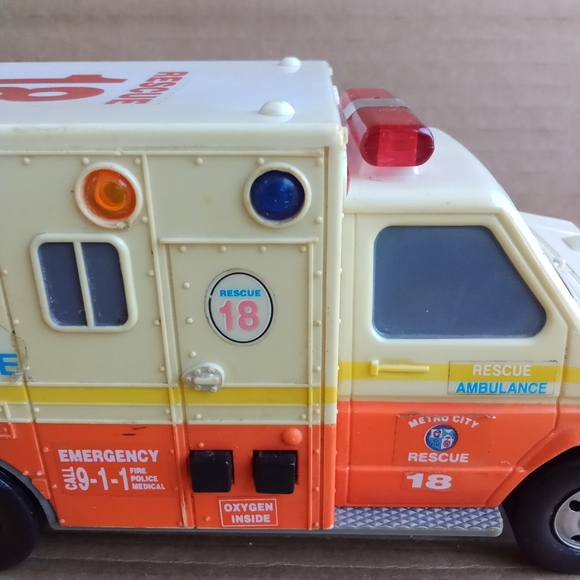Vintage 1992 Toy Metro City Ambulance Rescue 18 Lights & Sounds FX - Picture 7 of 15